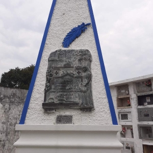 Monumento en homenaje a los caídos durante la Revolución de los Hnos. Kennedy – año 1932