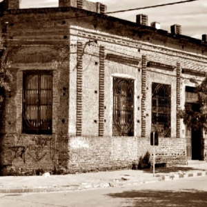Edificio donde funcionó el Colegio Nacional D. F. Sarmiento - 9 de Julio y Belgrano