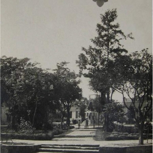 Plaza Principal, rodeada de sus calles de tierra