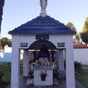 Altar antigua Virgen Milagrosa - placas con promesas y ofrendas de fieles 