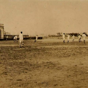 1ª cancha, aún sin tapiales y alambrado perimetral 